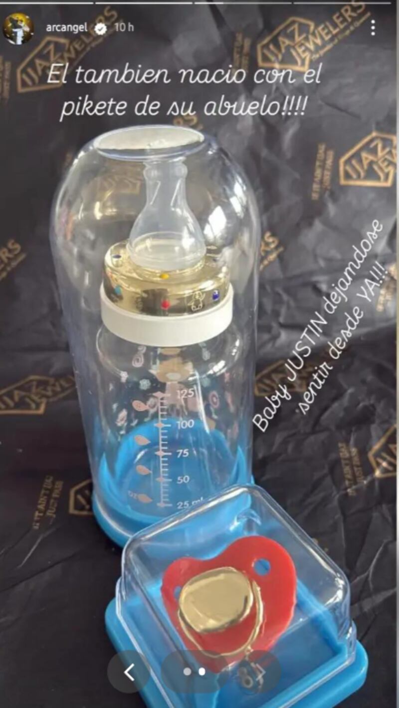 Arcángel mostró que su nieto también tiene ‘pikete’; le compró tetero y chupete en oro