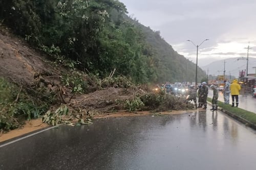 Autopista Medellín - Bogotá está cerrada tras desprendimiento de tierra por el fuerte aguacero