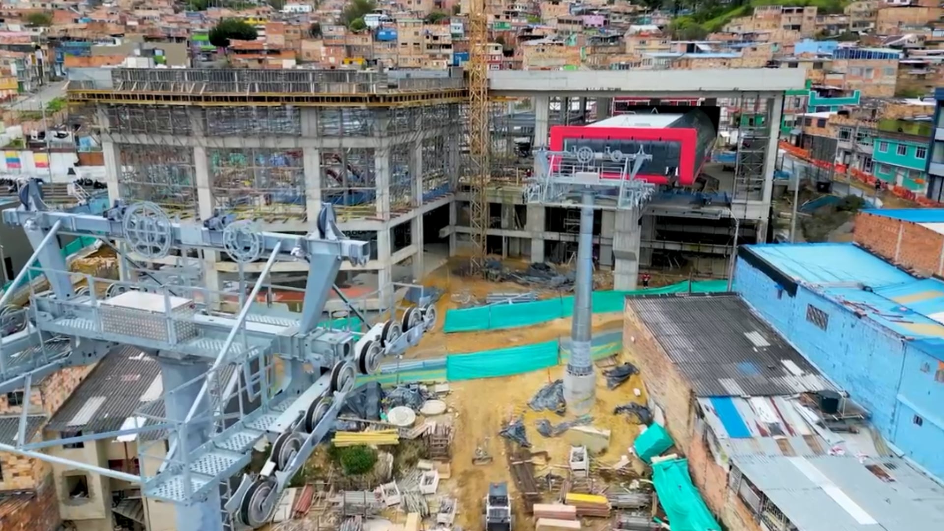 Finaliza izaje de torres del TransMiCable San Cristóbal: avance del 77 % y entrega prevista para 2026