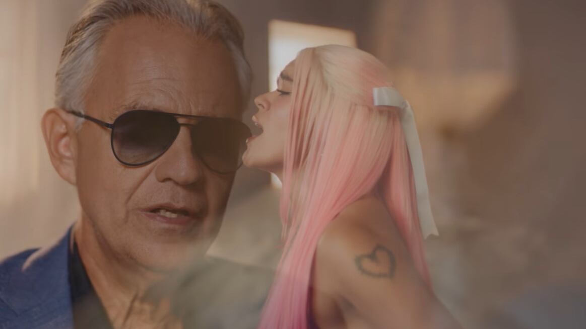 El tenor Andrea Bocelli y la reguetonera Karol G presentaron el tema y le han dado palo por atreverse a versionar ese clásico de la música.