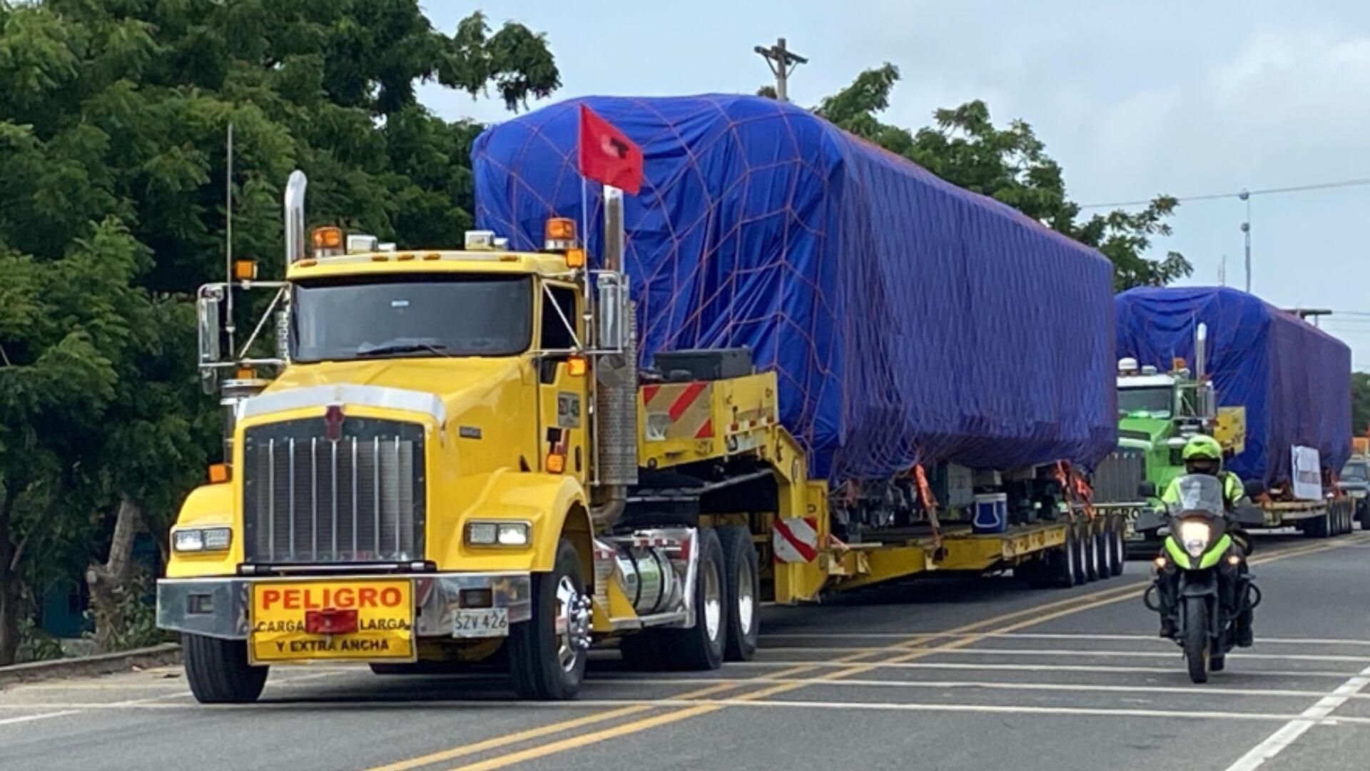 El primer tren del Metro de Bogotá se traslada en carretera hacia la capital colombiana.