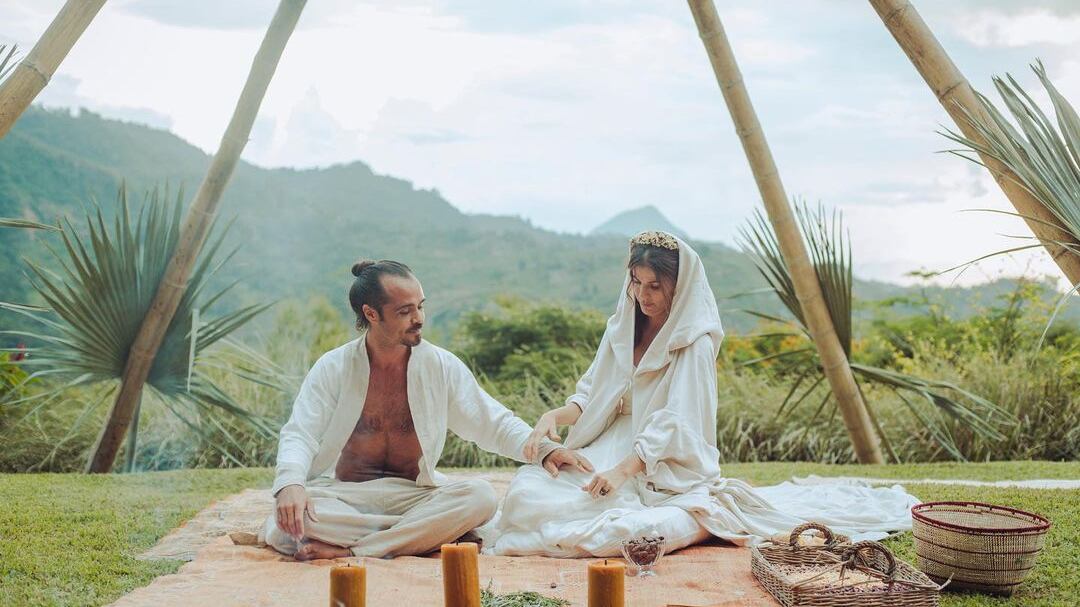 La bella María Fernanda Yepes se casó al pie del cerro Tusa, la cual es una montaña sagrada, en una ceremonia íntima y muy hermosa.