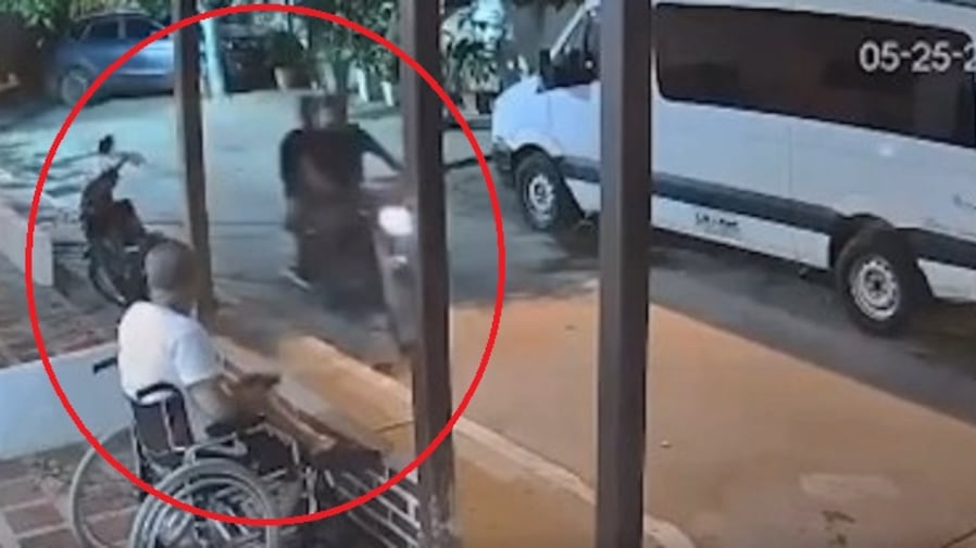 Foto hombre en silla de ruedas frustró atraco en Barranquilla: sacó un arma y hizo huir a dos motociclistas.