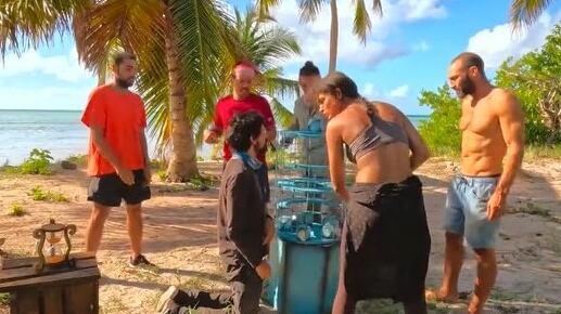 Leo Cocinero no parece tolerar del todo a Tania Valencia en 'La Isla De Los Famosos' y con los otros tratos que ha recibido la participante terminó llorando.