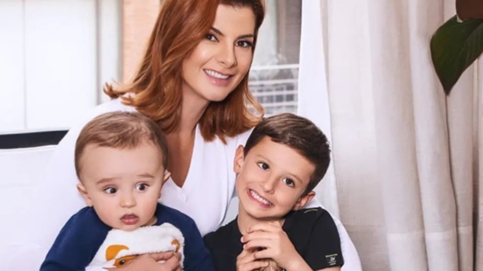 Carloina Cruz responde a fans cómo reaccionaría ante una posible novia de su ex y si sus hijos podrían compartir con ellos.