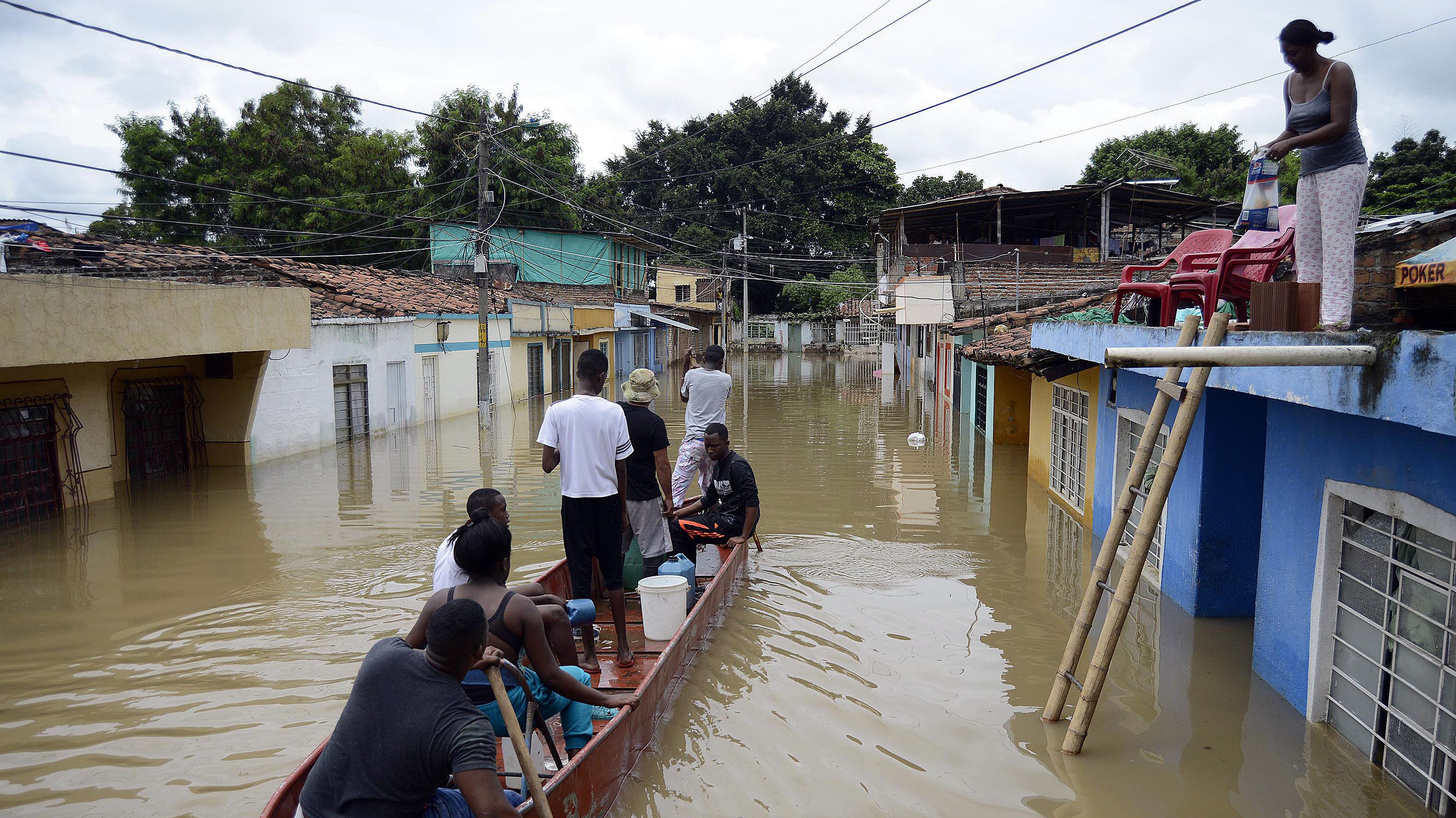 Barrio inundado por ola invernal en Colombia.