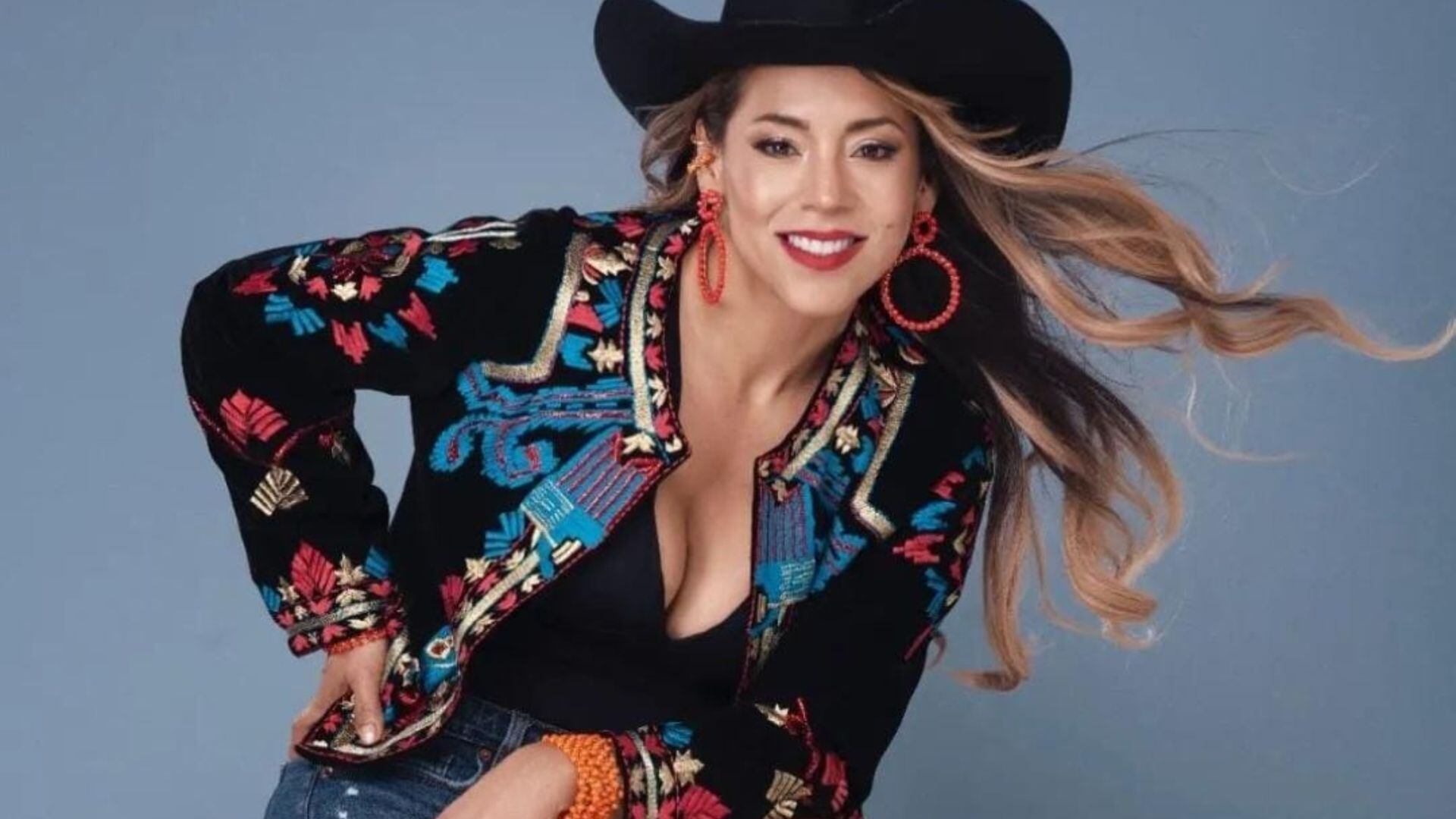 Adriana Bottina sufre accidente con su vestido y terminó con el busto descubierto