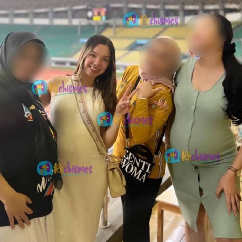 Valentina Rendón junto con un grupo de amigas.