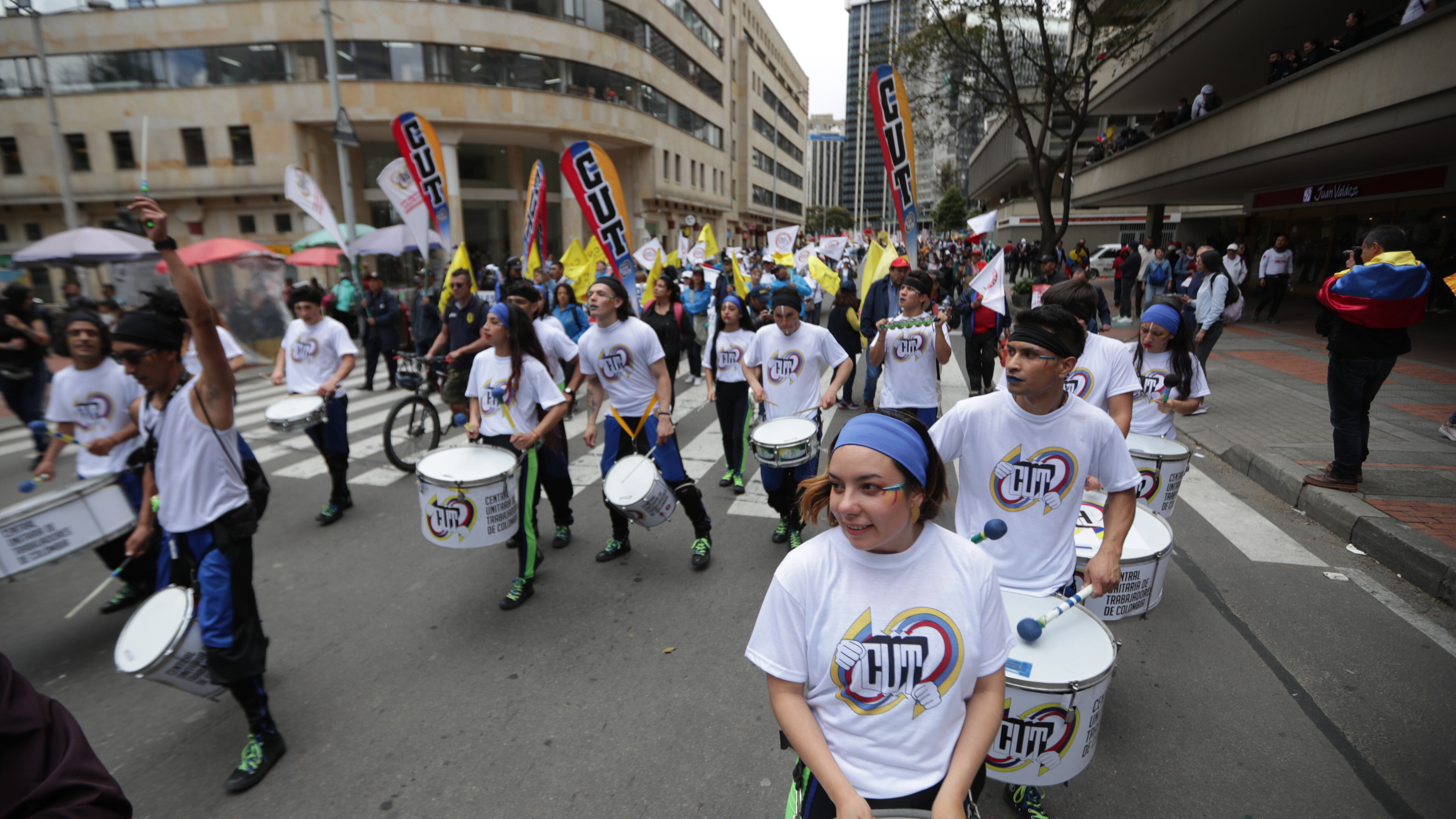 Seguidores del presidente Gustavo Petro marchan en apoyo a su gobierno por las calles de Bogotá