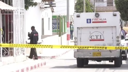 Autoridades llegan a la escena del crimen de la masacre en Soledad, Atlántico.