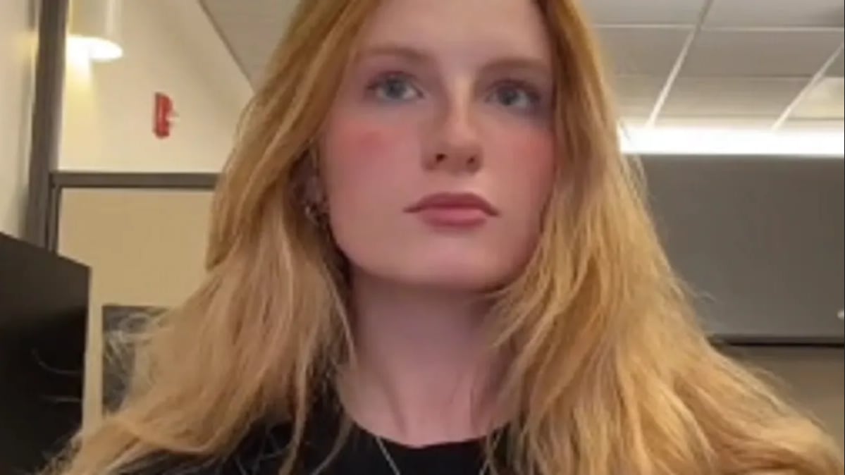 Estudiante de Derecho es despedida por no usar sostén, y demanda a su trabajo.