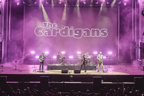 The Cardigans demostró en Bogotá que la nostalgia noventera sigue vigente