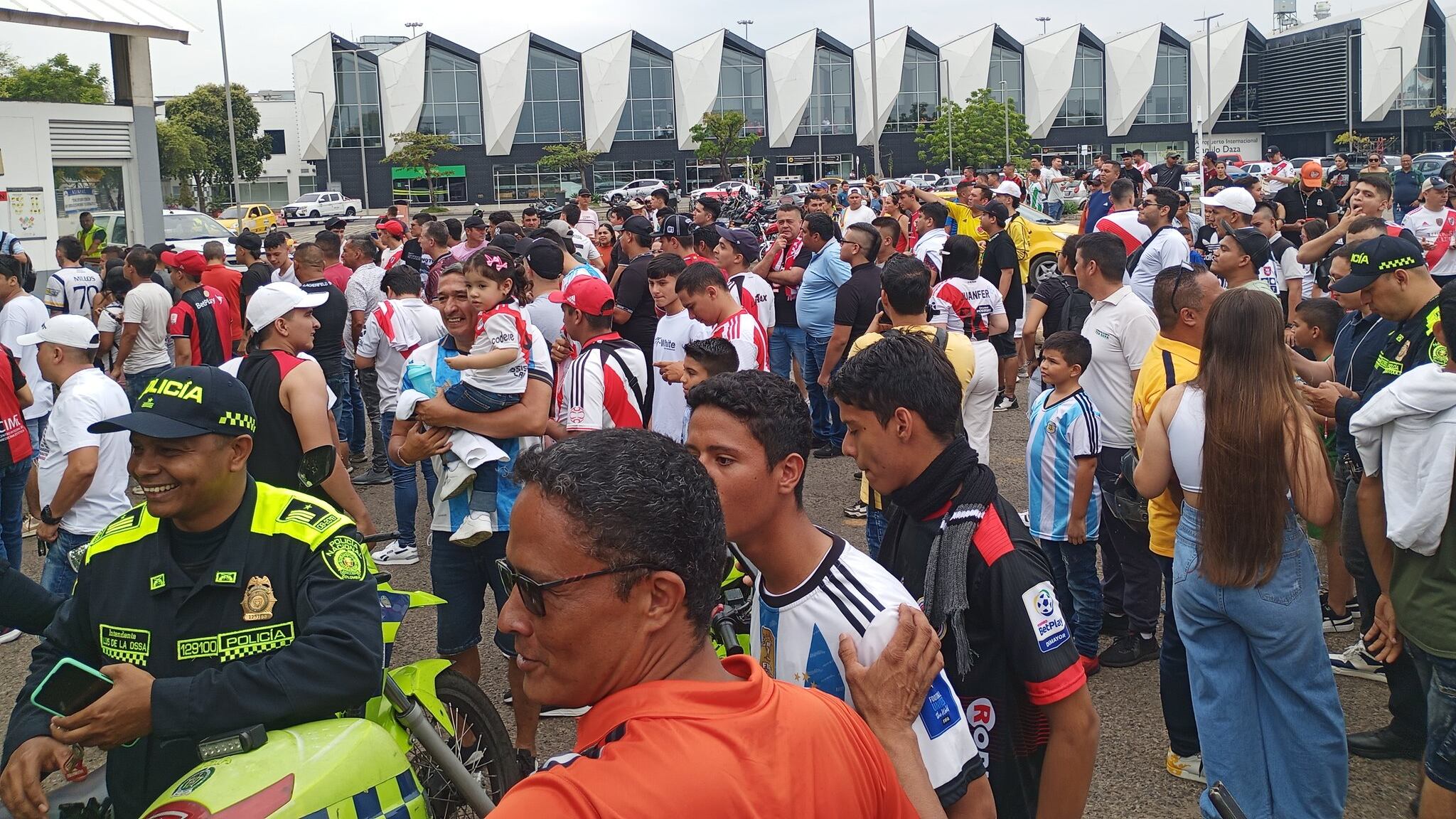 Locura total en recibimiento masivo a River Plate en Colombia en donde pareciera local