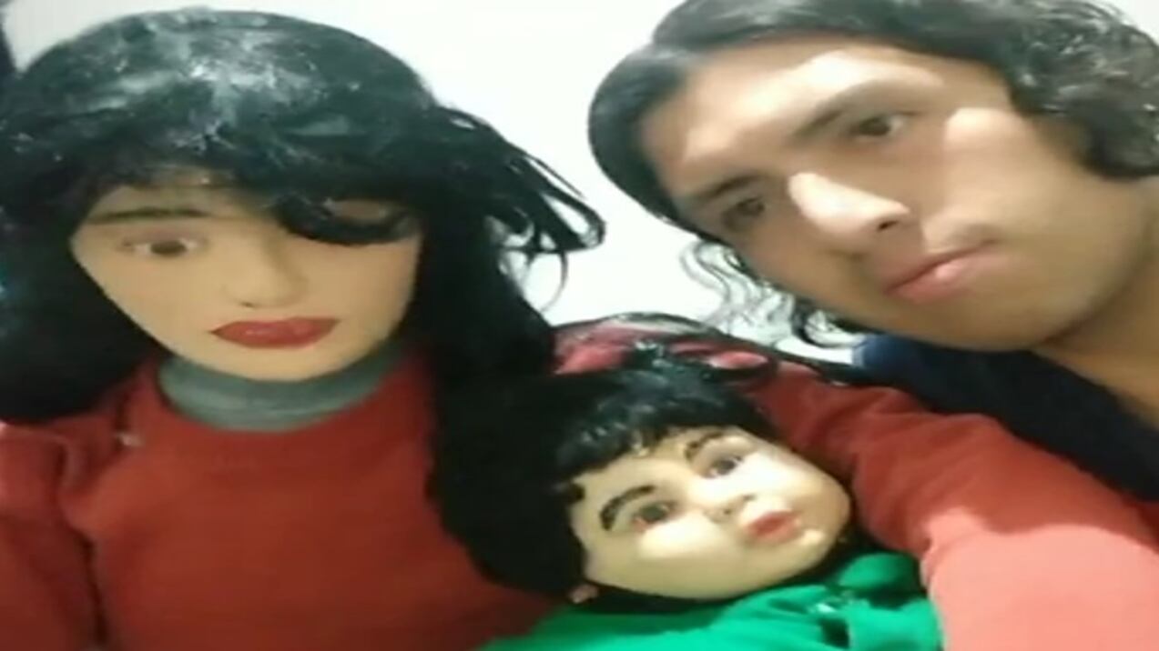 Desde su casa, hasta en lugares públicos se mantiene con la muñeca a la que también le colocó nombre propio