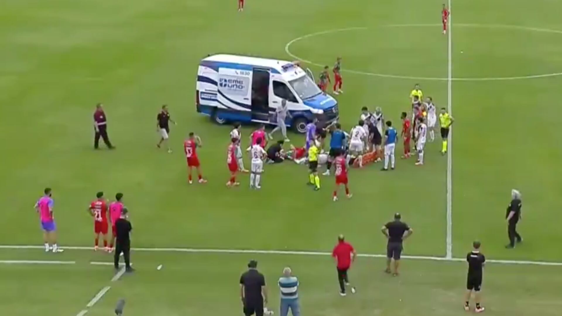 Futbolista cayó inconsciente tras terrible choque de cabezas y tuvo que entrar la ambulancia