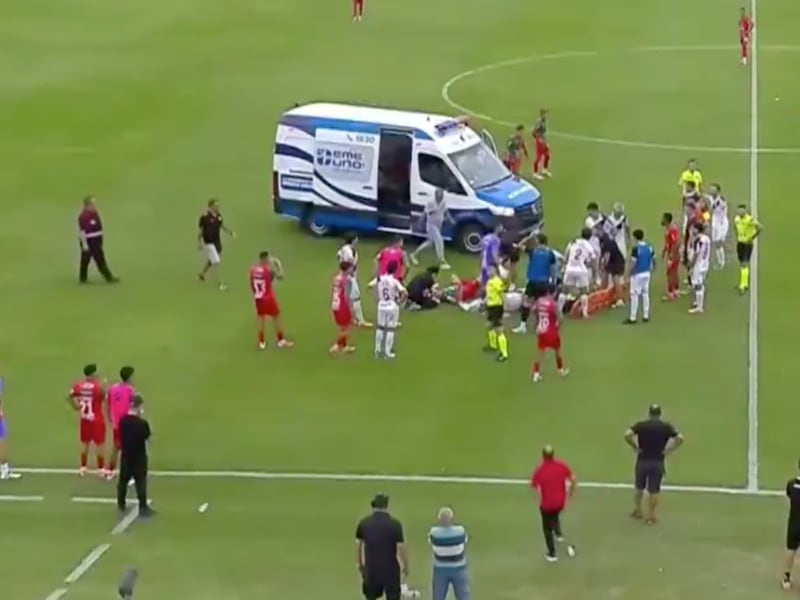 Futbolista cayó inconsciente tras terrible choque de cabezas, se lo llevaron en ambulancia y ya dieron diagnóstico