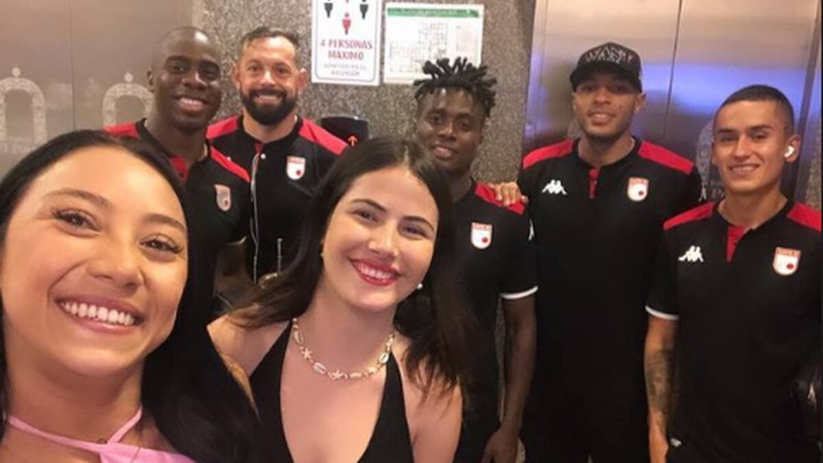Modelo de foto con jugadores de Santa Fe sí tuvo sexo con un futbolista