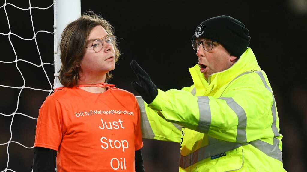 Un aficionado se amarró a un palo del arco e interrumpió el Everton-Newcastle