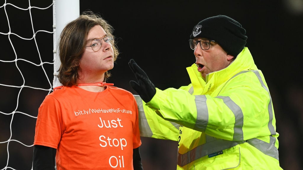 Un aficionado se amarró a un palo del arco e interrumpió el Everton-Newcastle