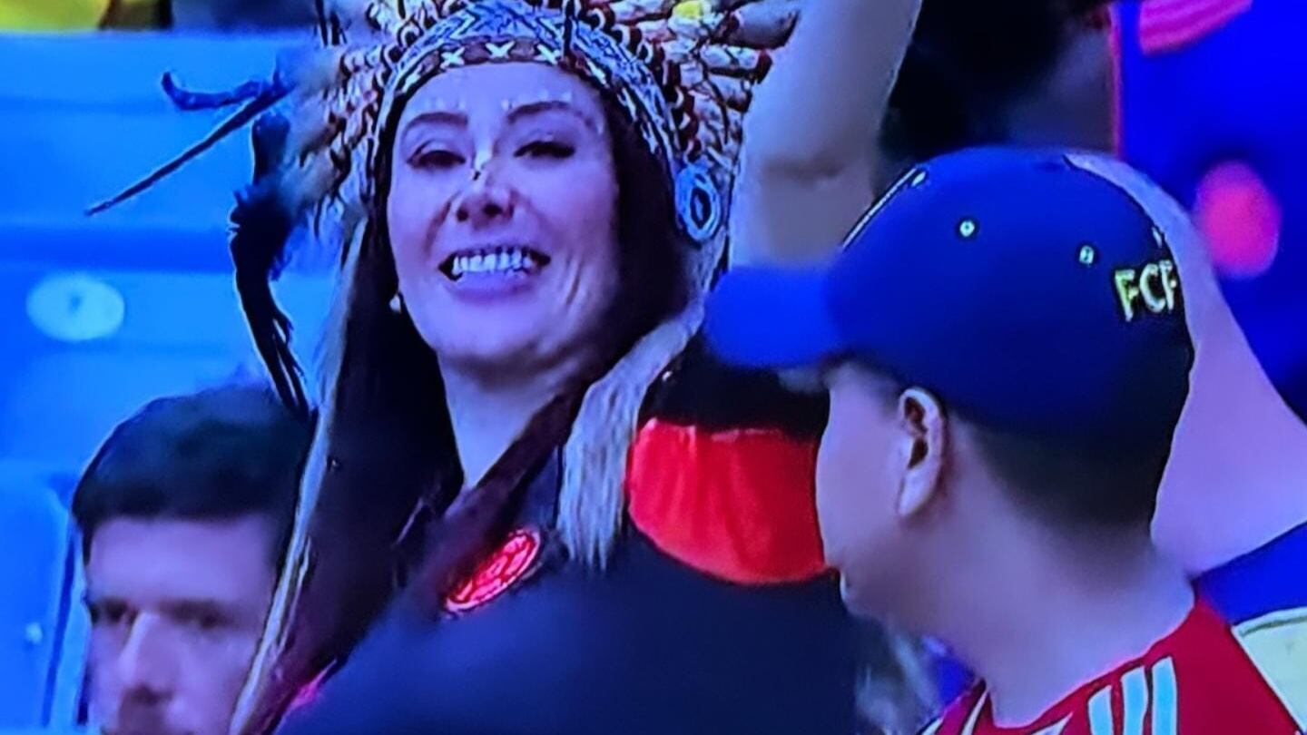 En medio del partido entre Colombia y Costa Rica mujer buscó a novio con papeles