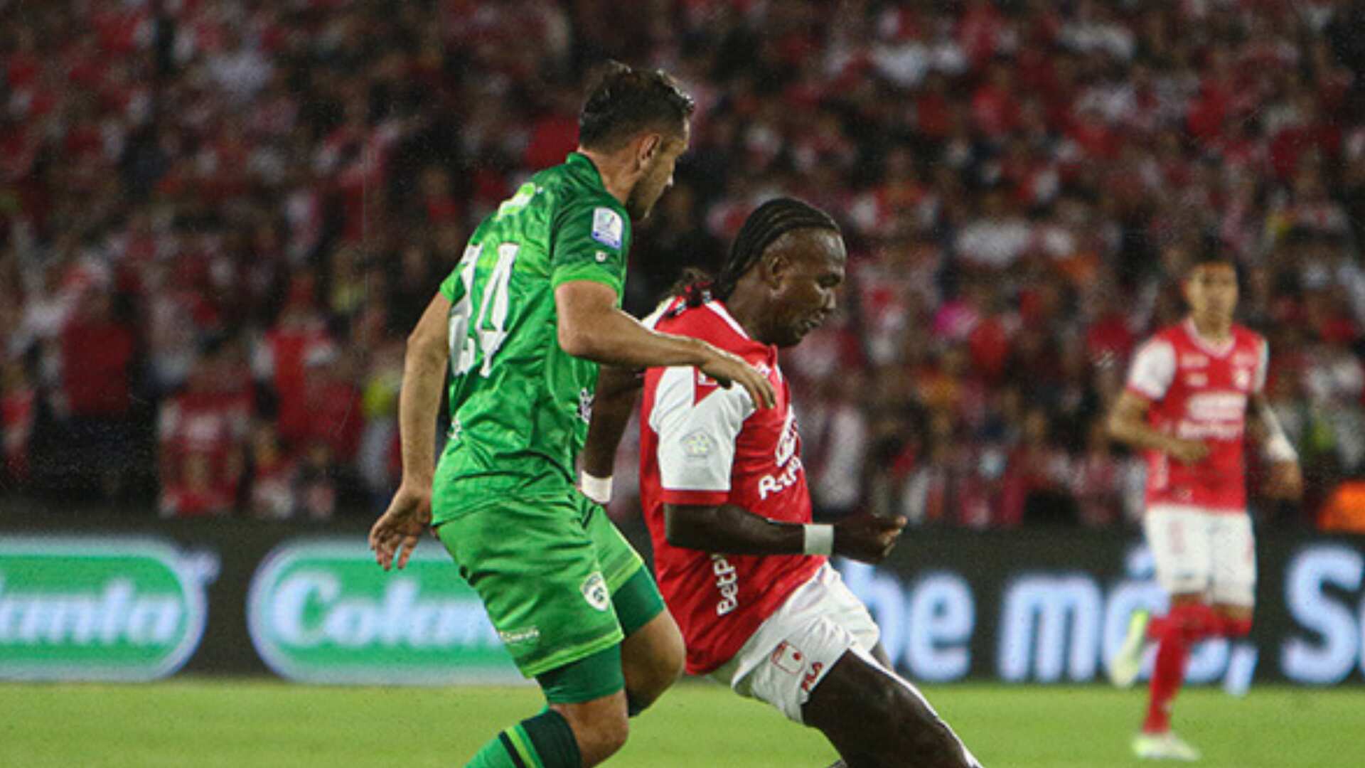 Jugador de La Equidad pateó en la cabeza a un rival durante el partido contra Santa Fe.