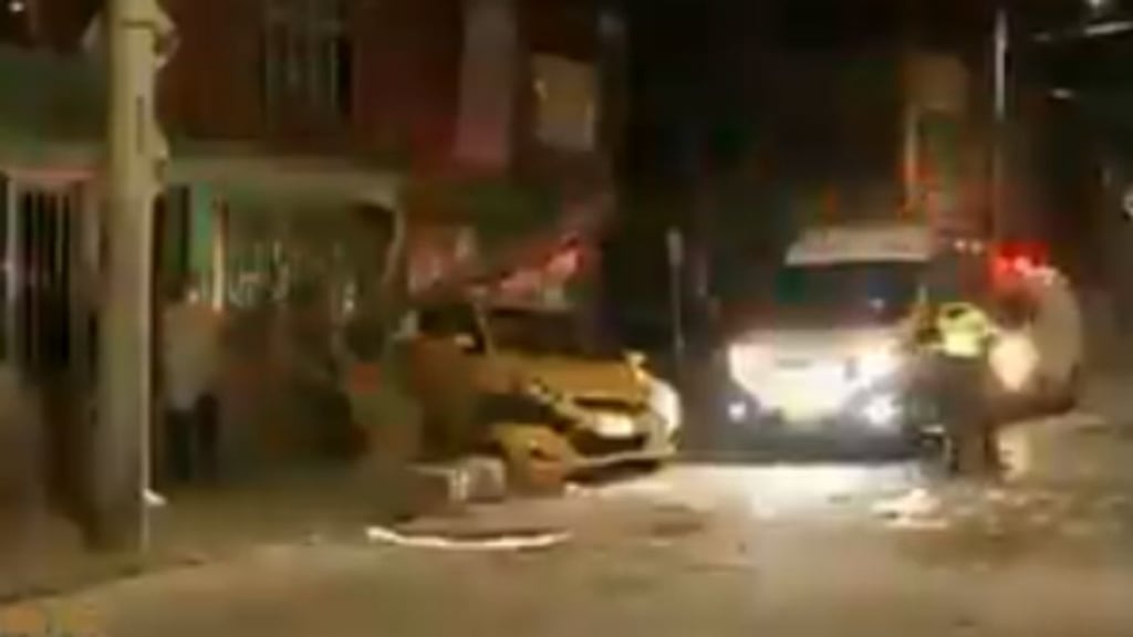 Taxi terminó dentro de una casa en medio de grave accidente entre dos vehículos