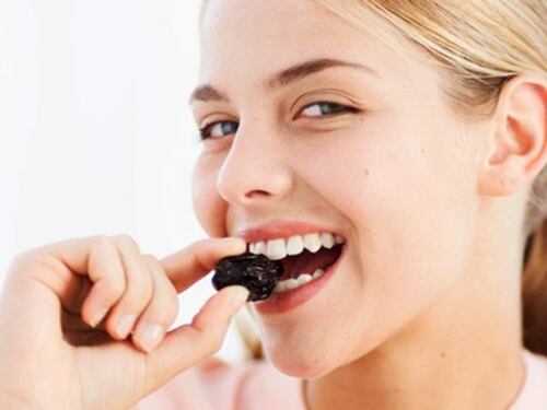 Las mujeres de más de 50 años deben comer ciruelas pasas