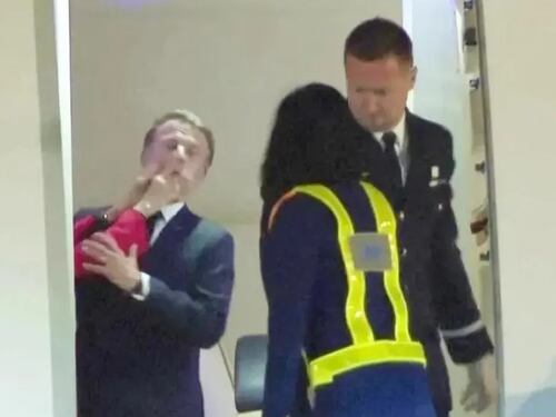 El presidente de Francia sale en defensa de su esposa tras “bofetada” que se viralizó, dijo que todo fue una broma