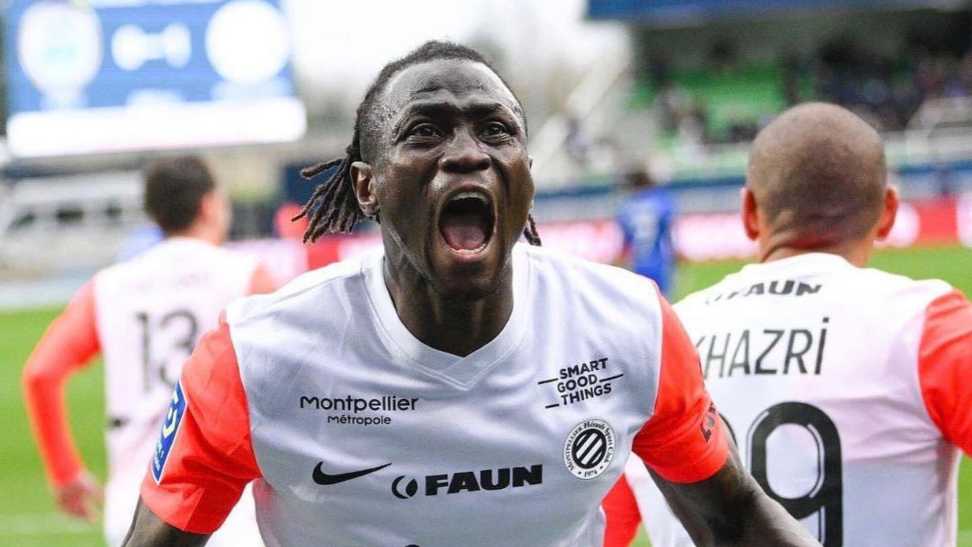 Futbolista jugó un partido de a pesar de que su madre jugó justo antes