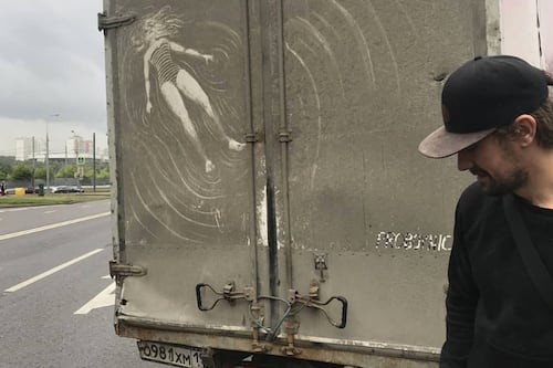 Artista callejero crea obras impresionantes en camiones sucios