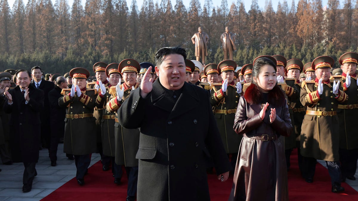 En esta foto, proporcionada por el gobierno norcoreano, el líder de es país Kim Jong Un y su hija visitan el Ministerio de Defensa para celebrar el 76° aniversario del ejército de ese país en Corea del Norte, el jueves 8 de febrero de 2024. (Agencia Central de Noticias de Corea/Servicio de Noticias de Corea, vía AP)