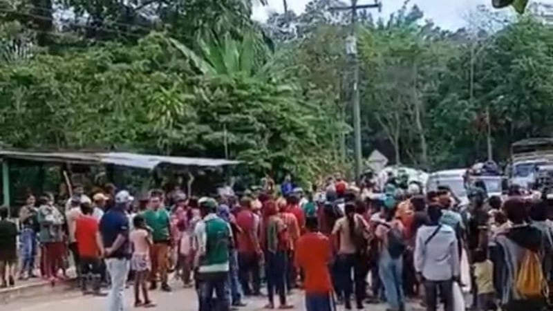 La policía retiró por la fuerza a indígenas y campesinos que protestaban en vía del Guaviare por presencia del Ejército