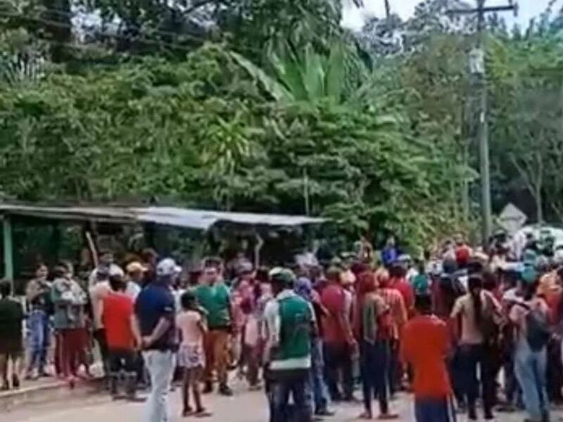 La policía retiró por la fuerza a indígenas y campesinos que protestaban en vía del Guaviare por presencia del Ejército