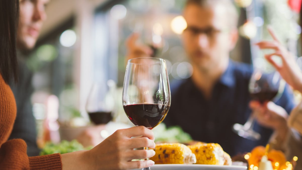 Platos típicos colombianos con vino
