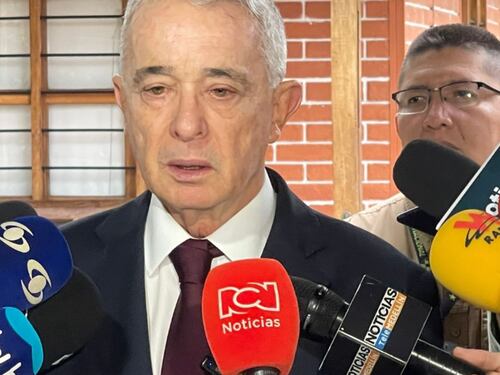 “Ni en juicio se salva”: Los memes que dejó la cara de Álvaro Uribe en su rueda de prensa