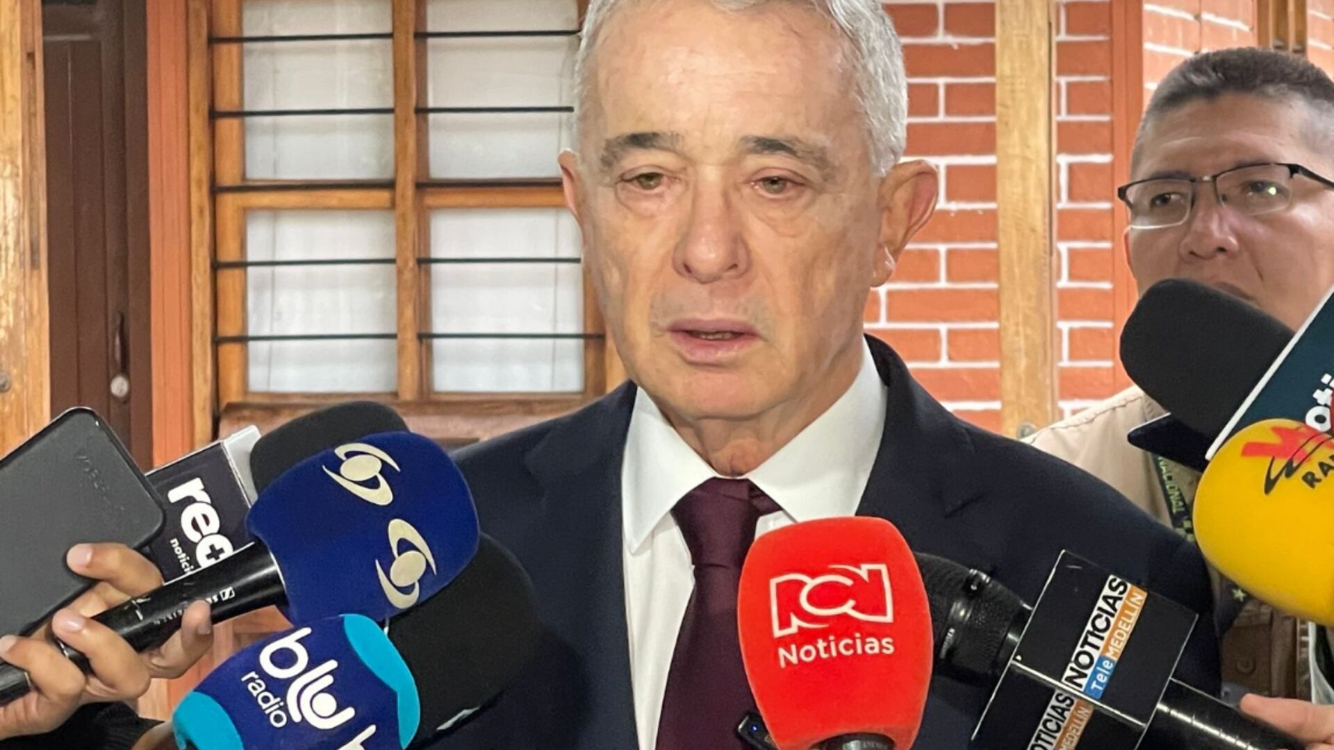 El expresidente Álvaro Uribe citó a medios de comunicación para una rueda de prensa previo previo a su juicio por fraude procesal y soborno a testigos.