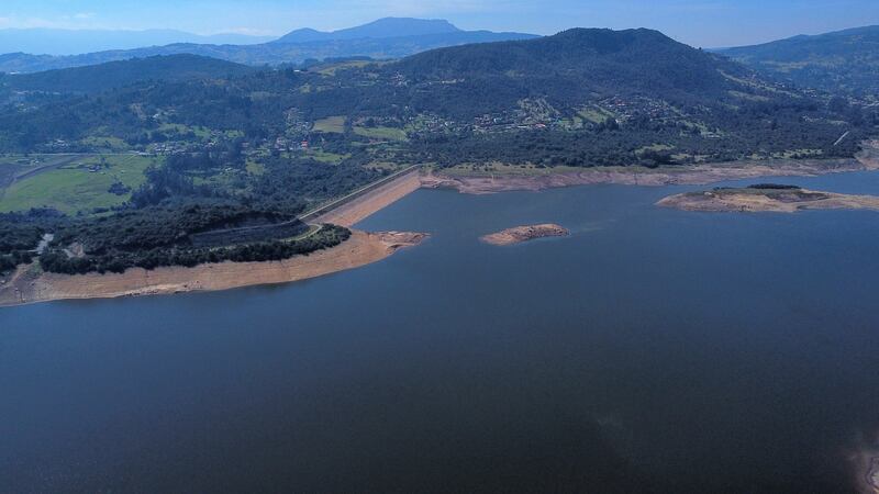 Detalle del bajo nivel de agua en el Embalse de San Rafael, en el municipio de La Calera, Cundinamarca, durante el ‘Fenómeno del Niño’ en abril de 2024