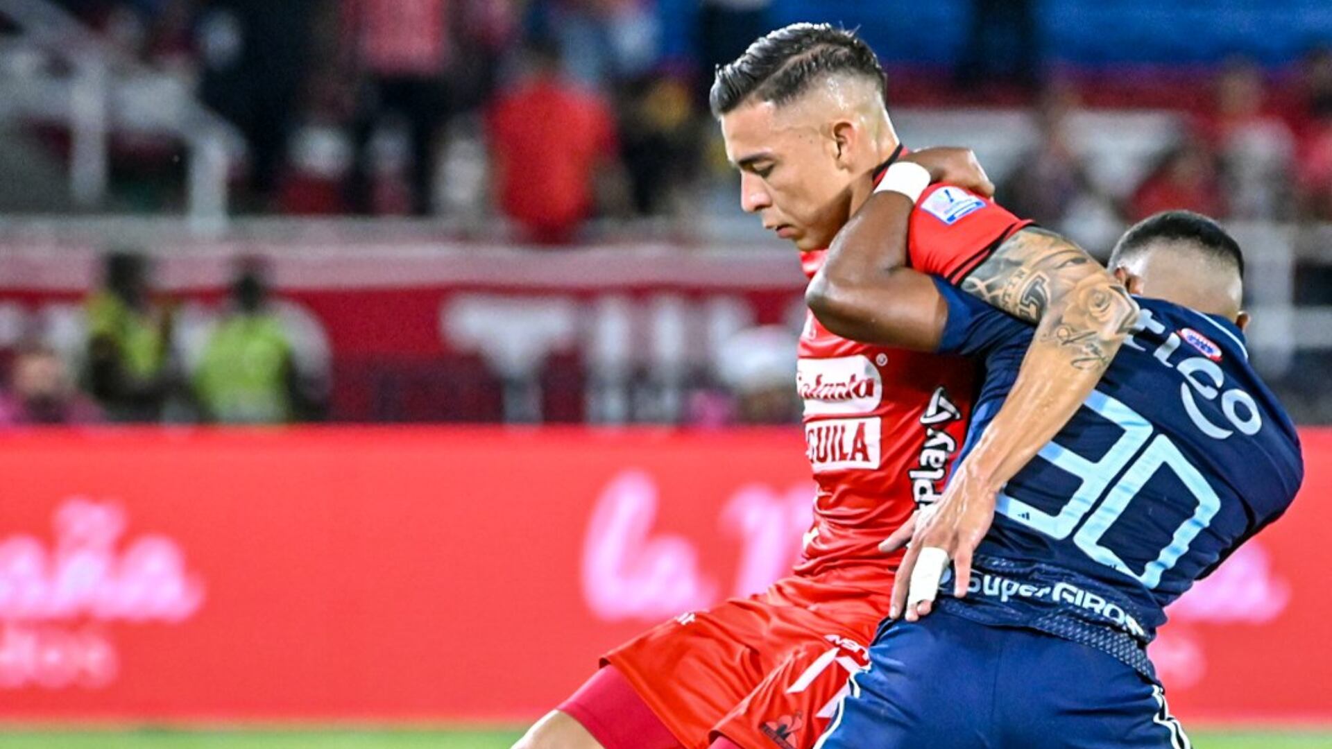 Hinchas del América querían invadir la cancha en partido contra Junior