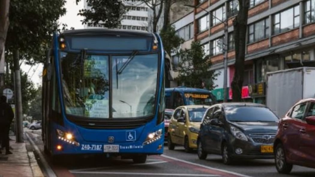 Aplicarán comparendos a vehículos que invadan carril preferencial en la carrera 13 de Bogotá.