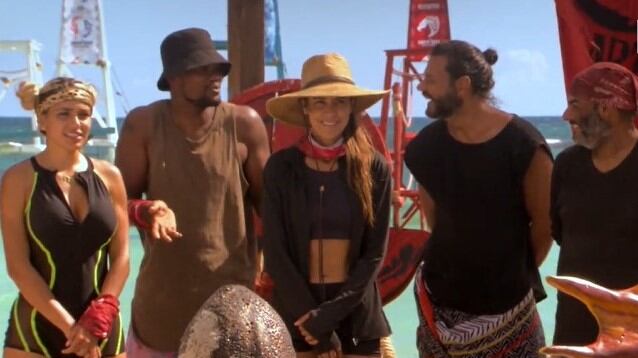 La convivencia en La Isla De Los Famosos ha dado paso dos de los hombres de una tribu vivan un bromance.