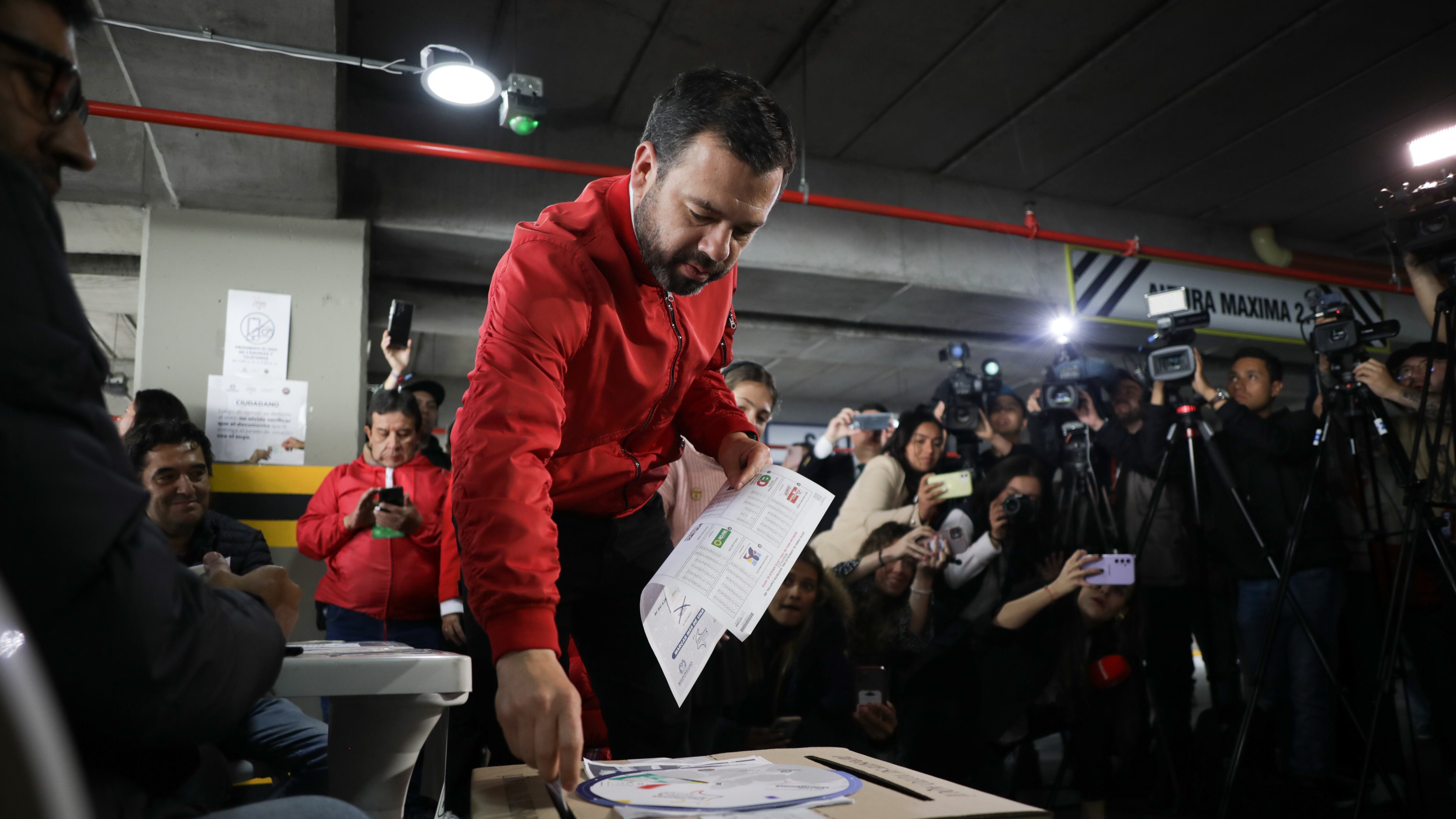 Carlos Fernando Galán, candidato a la Alcaldía de Bogotá, en su puesto de votación en Unicentro
