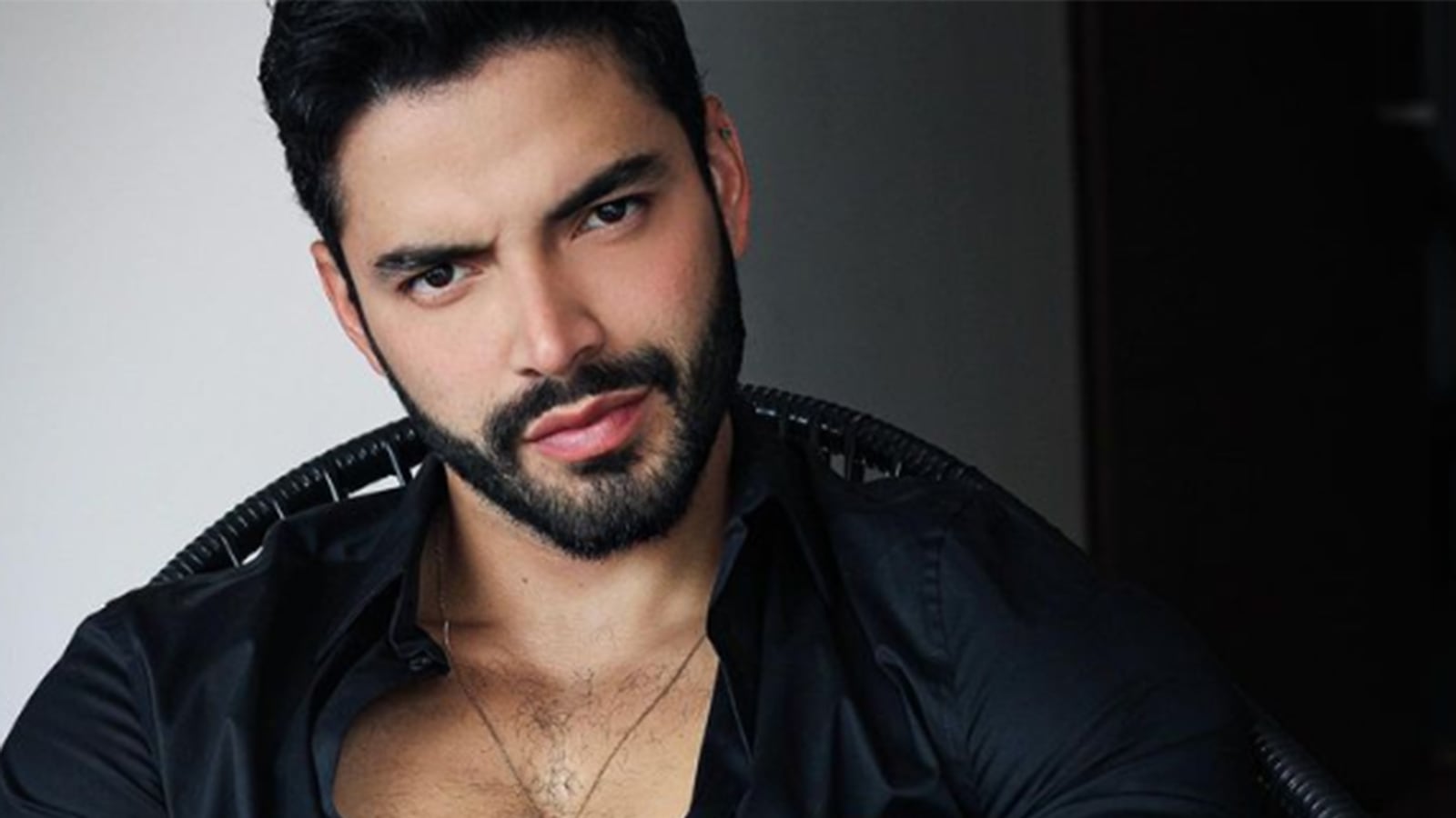 “Triple papito lindo”: las fotos de Sebastián Carvajal por las que una quiere un Joaquín en su cama.