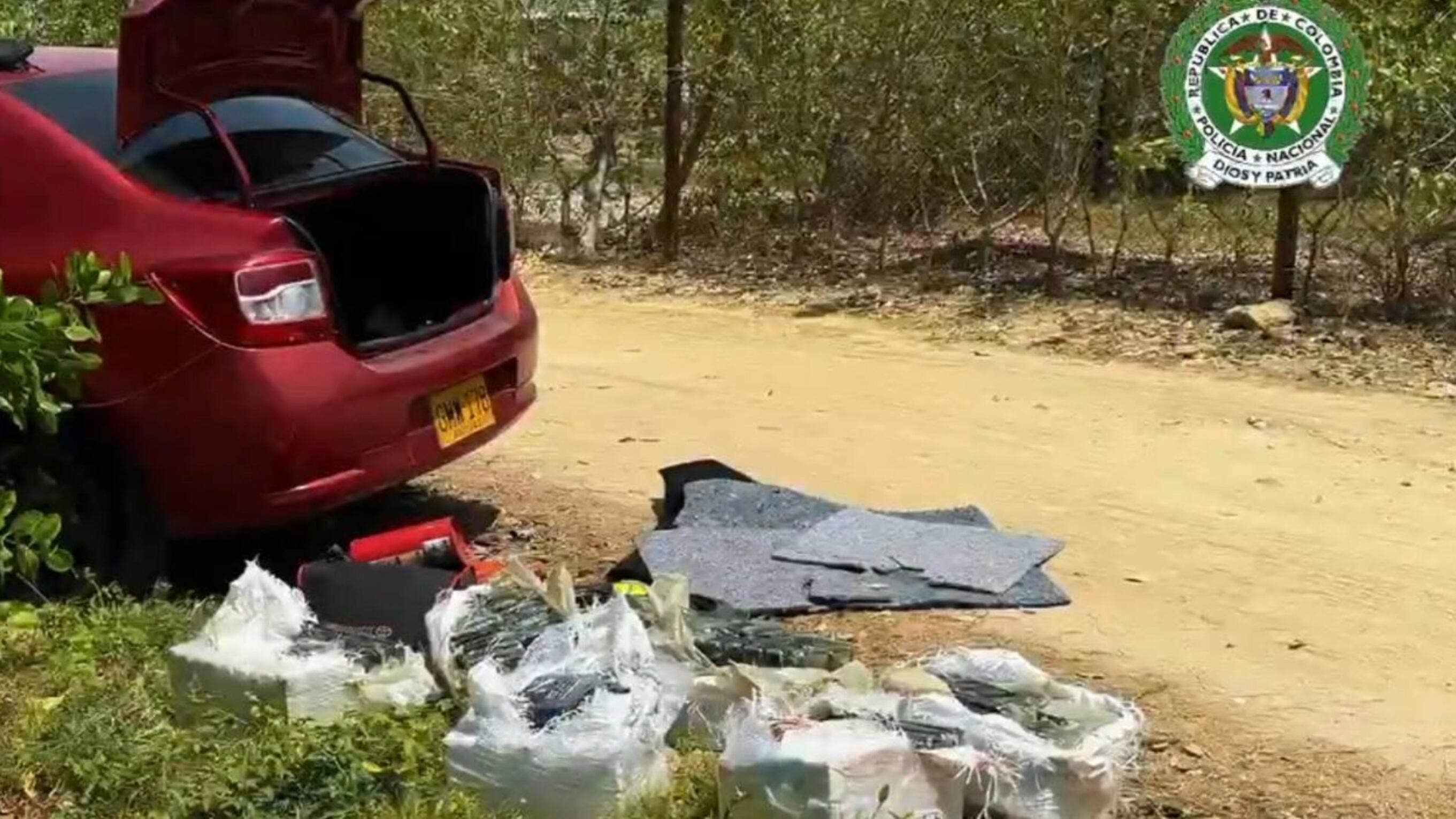 Foto del carro rojo que hallaron abandonado en la calle millonario cargamento de drogas .