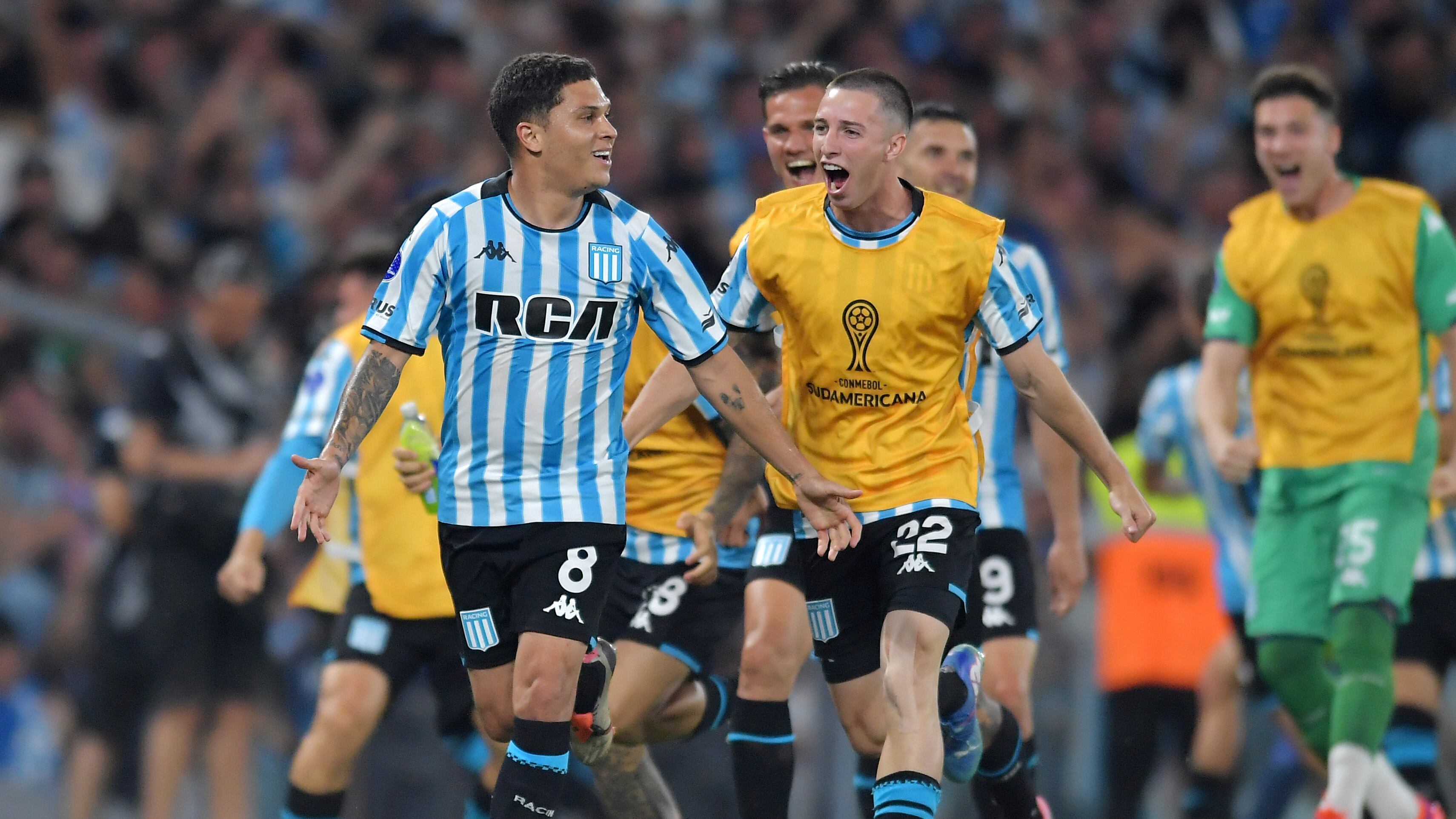 Hincha de Racing se tatuó a JuanFer Quintero y él le prometió un regalazo: “ojalá me la pueda dar”