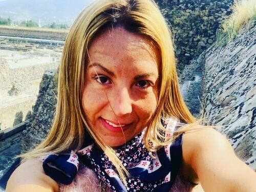 Mafe Walker, la médium que dice hablar en lenguaje alienígena, afirma que los bebés están naciendo con poderes