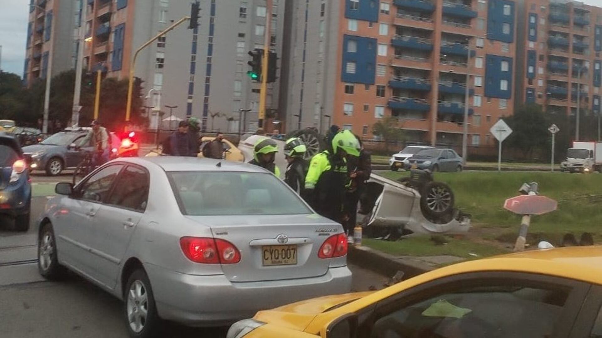 Grave accidente de tránsito en Bogotá: un carro se volcó en importante vía del norte de la ciudad, afectando gravemente la movilidad