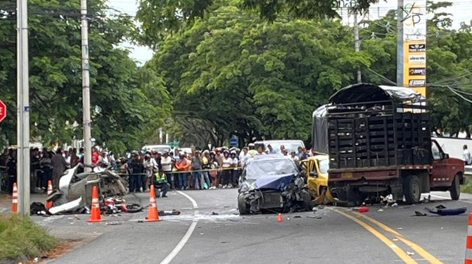 Foto grave accidente en la vía Bogotá–Girardot deja dos muertos y varios heridos.