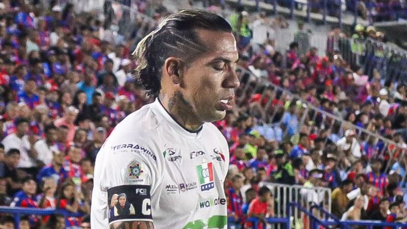 Hinchas de Unión Magdalena invadieron la cancha contra Once Caldas y el partido está detenido