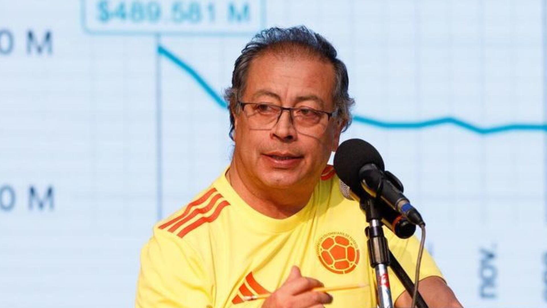 Hinchas de Colombia se pelearon por bandera de Gustavo Petro en el partido contra Uruguay