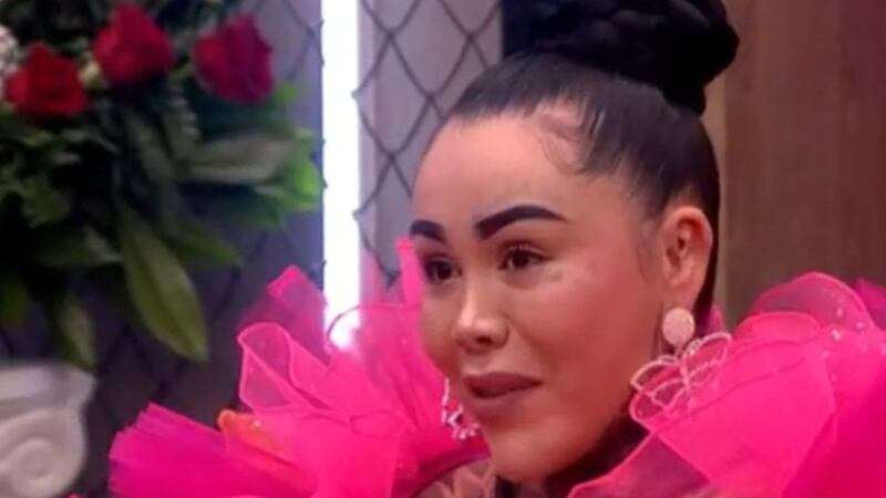 Vestido de Yina Calderón es comparado con una esponja de baño en ‘La Casa de los Famosos’